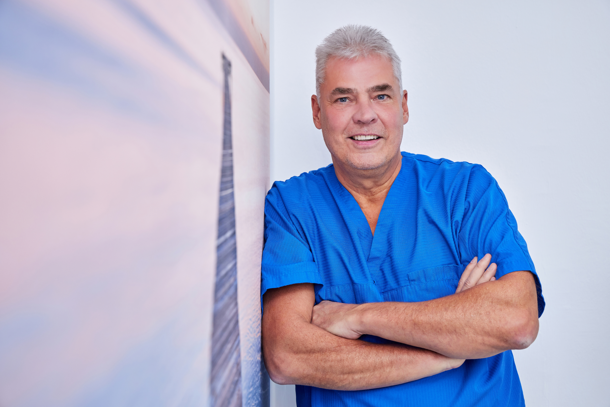 Zahnarzt Dr. Becker im Behandlungsraum der Praxis in Grainau