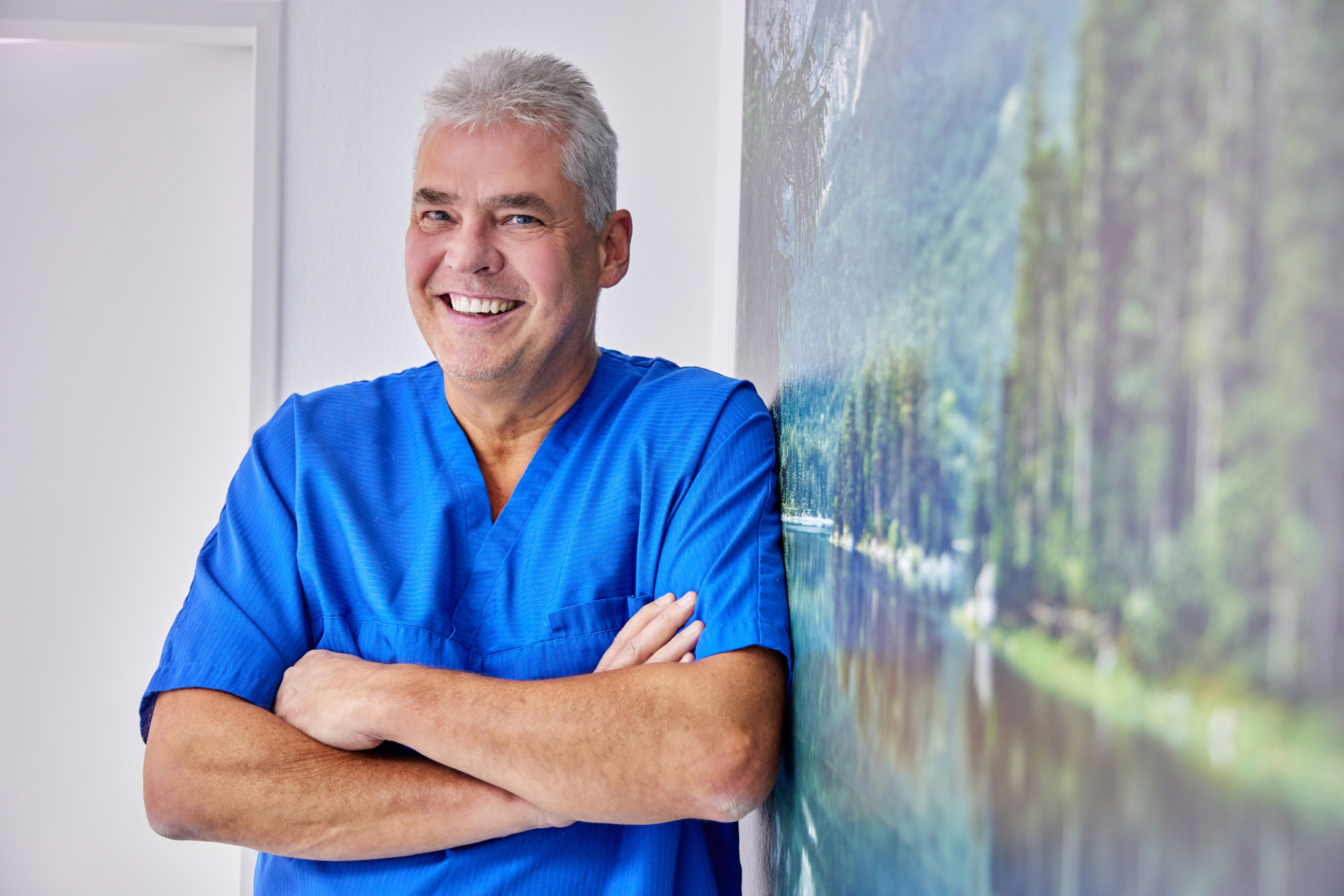 Dr. Becker im Behandlungsraum der Zahnarztpraxis in Grainau